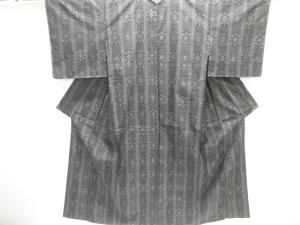 未使用品　縞に花唐草模様織り出し本場泥大島紬着物